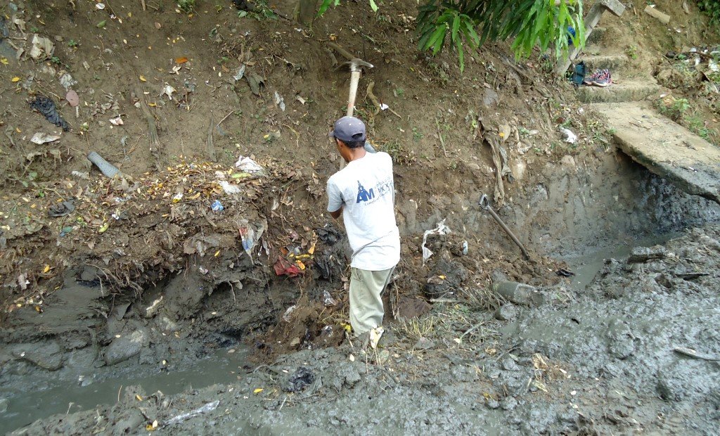 Alcaldía de Moca, inmersa en desyerbe en calles, carreteras y solares baldíos